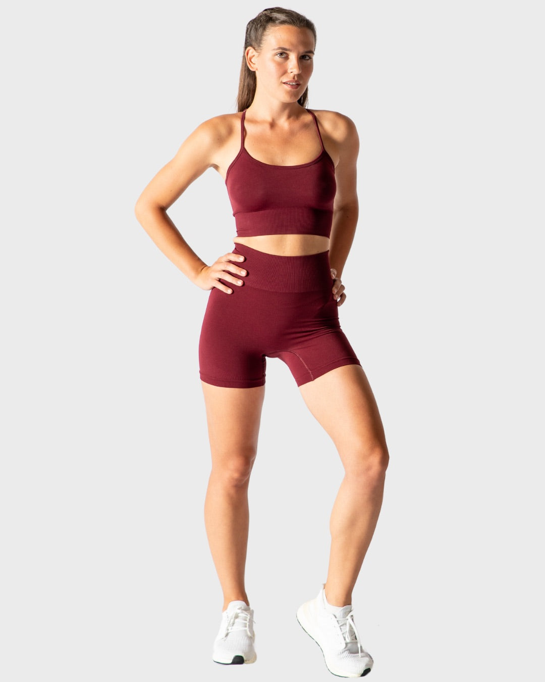 Light Scrunch Shorts und Cross Bra in Burgundy im Set!
